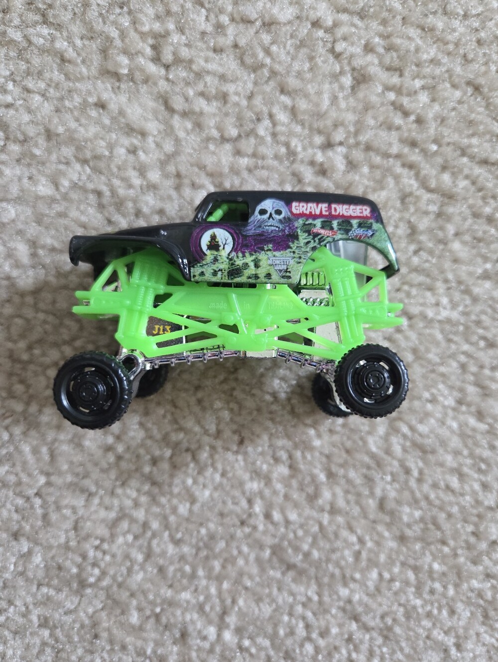 Monster Jam Grave Digger: 4 Time Champion 2019 Silver Chrome - Glow In The Dark - Picture 13 of 16